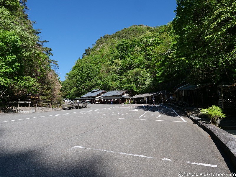佐渡金山の施設を後に下流方面へ歩いて行きます