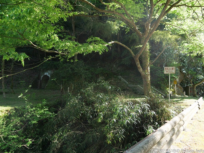 トンネルと階段