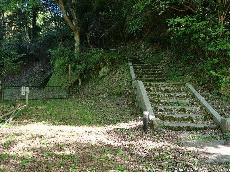 200m先に無宿人の墓があるようです
