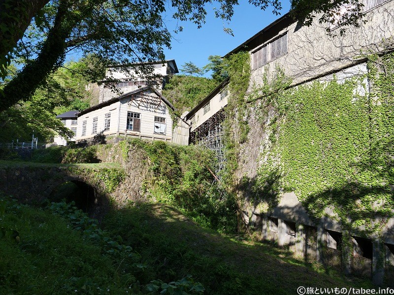 白い建物は中尾変電所 