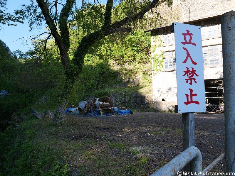 片隅には大型の何かの部品