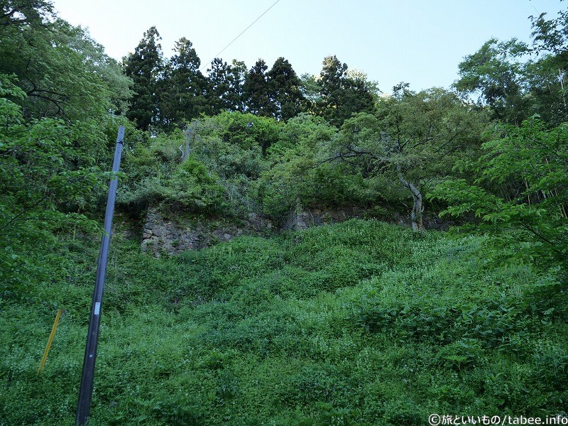 右側に石垣のような遺構がありました
