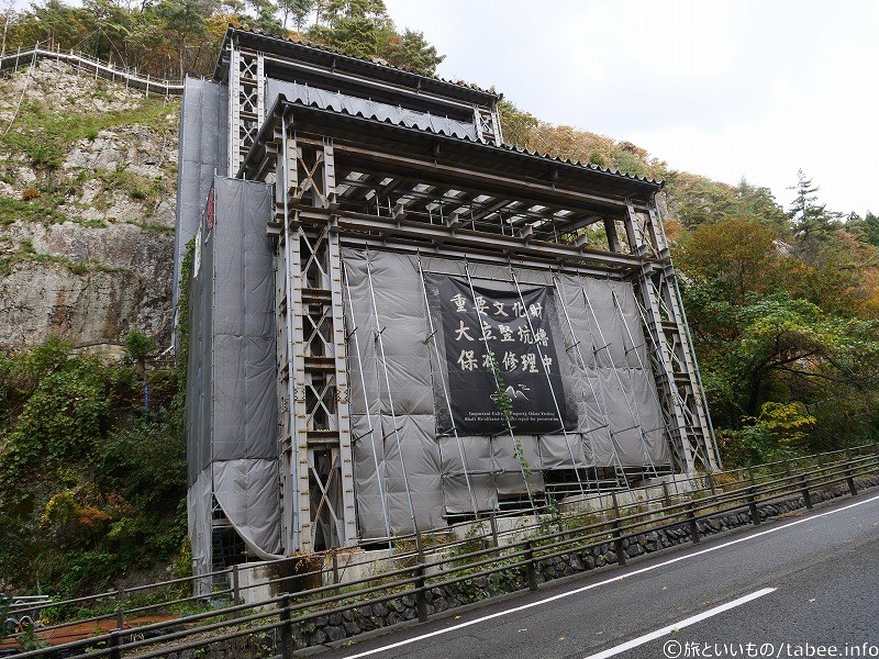 岸壁に足場が増え、大立堅坑櫓はまだカバーされていました