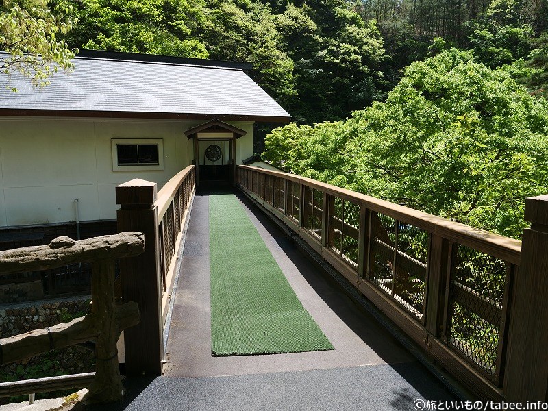 道路を横断している渡り廊下
