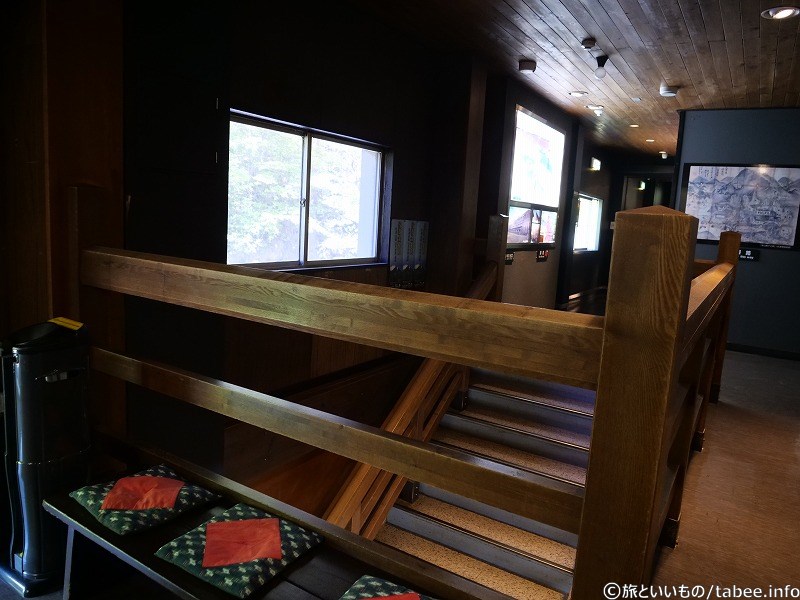 順路通りに行くと、2階の展示を見終わったら1階へ続く階段に行くようです。