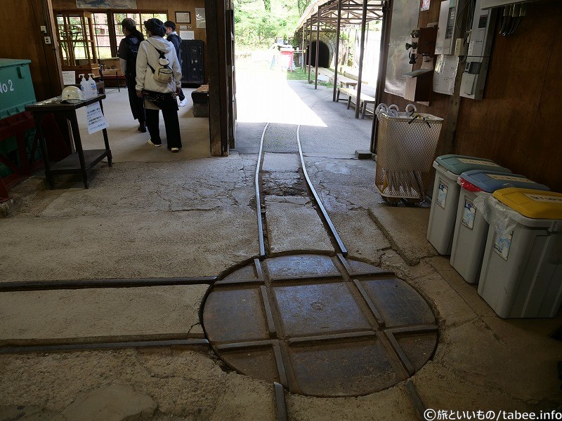 修理した車両等を戻す転車台