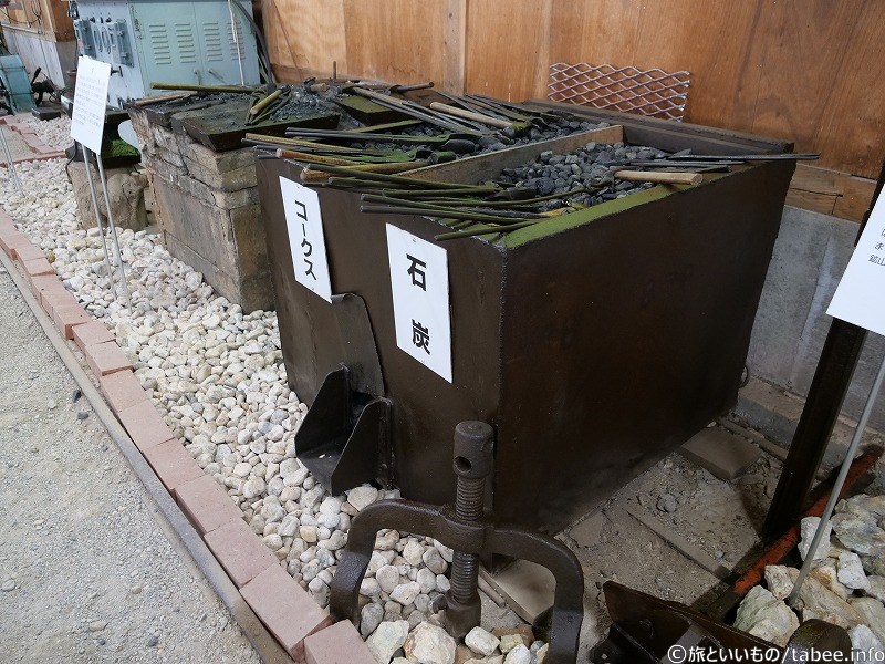 石炭、コークスの箱とやっとこ等
