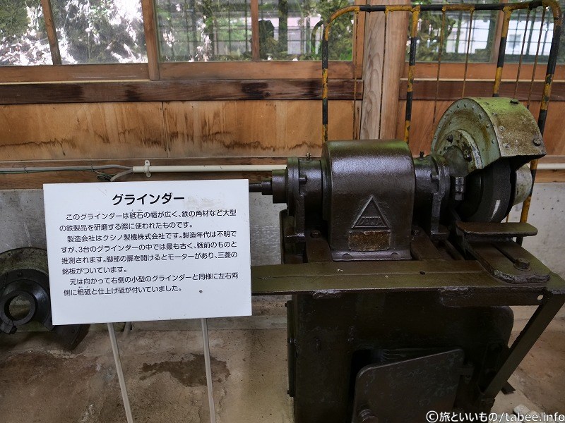 大型の鉄製品を研磨するグラインダー