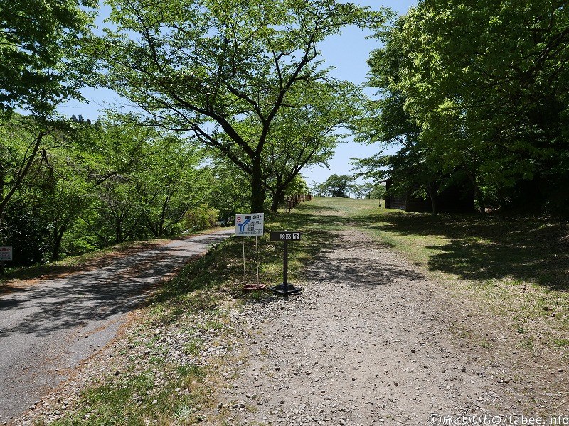 左は進入禁止