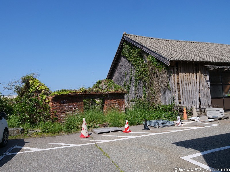 ここにも少しレンガが残ってます
