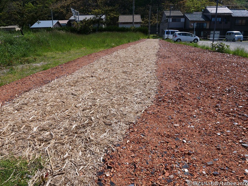 破砕されたレンガのような植木鉢のようなものと敷き藁のようなものが敷いてありました