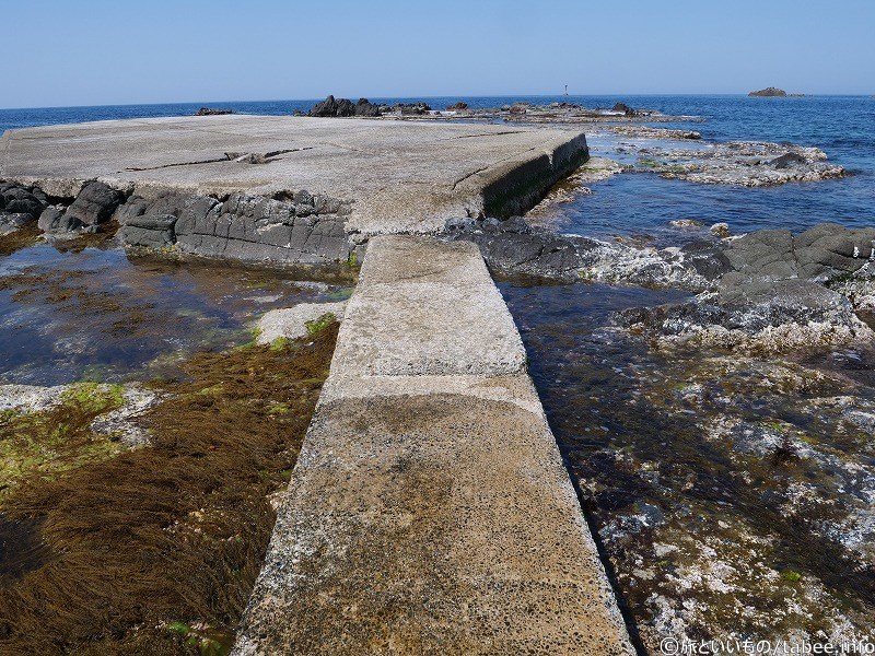 浅瀬で岩が多いです
