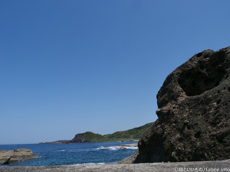 岩越しの景色