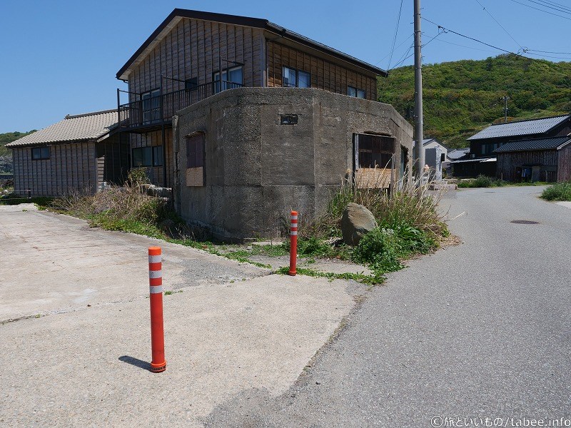 何かの遺構めいた建造物