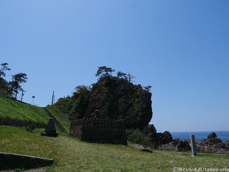 真ん中の大きい岩の辺りに行きます