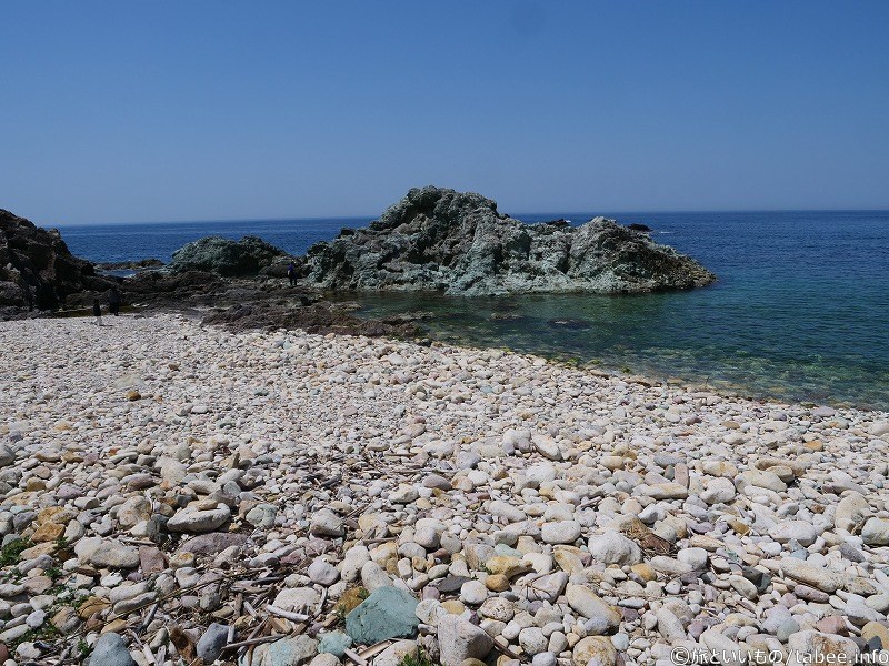 青い石と青い岩に青い海
