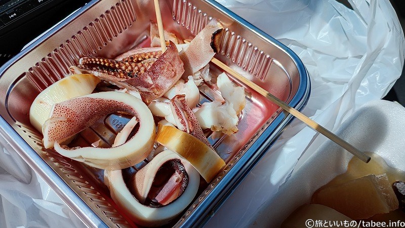 丁度お昼時だったので、橋のそばの売店でイカ焼きとおでんを食べました。
