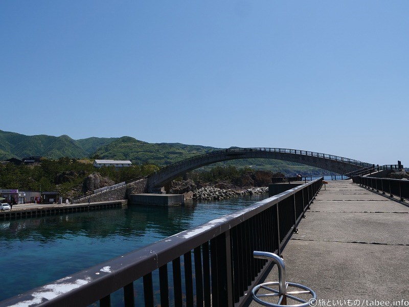 西防波堤と姫津大橋