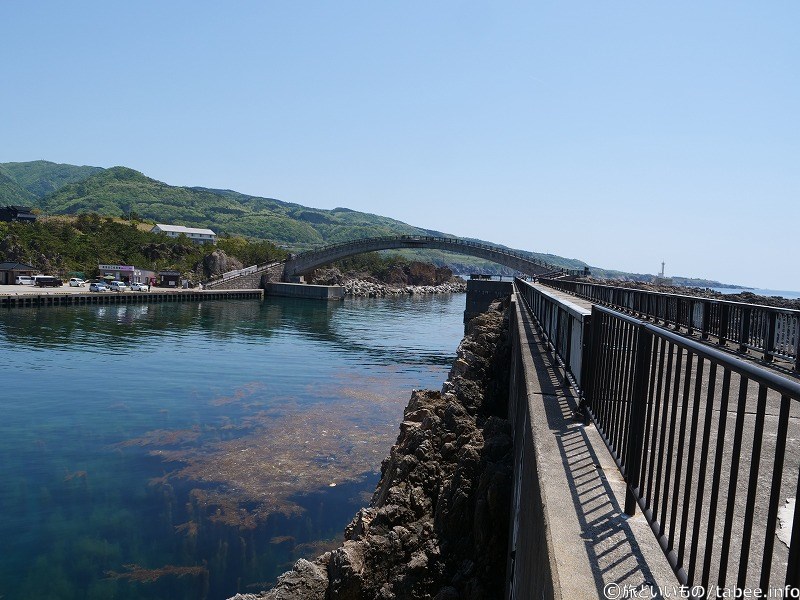 西防波堤と姫津大橋と海藻の森