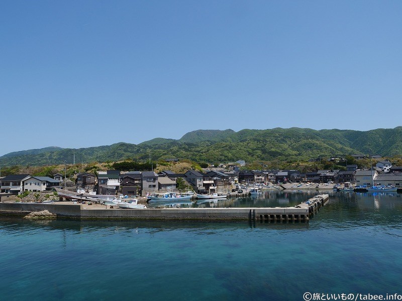 結構大きな船が陸揚げされてます