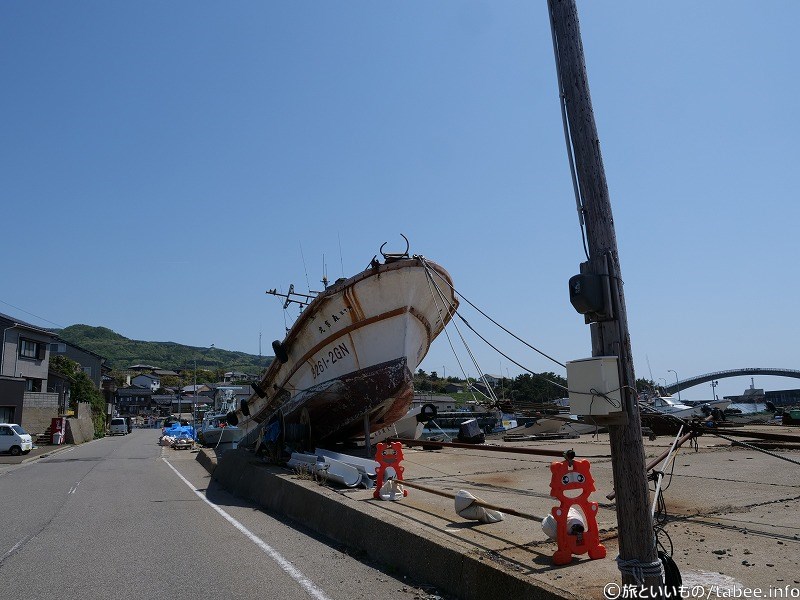 右奥に姫津大橋