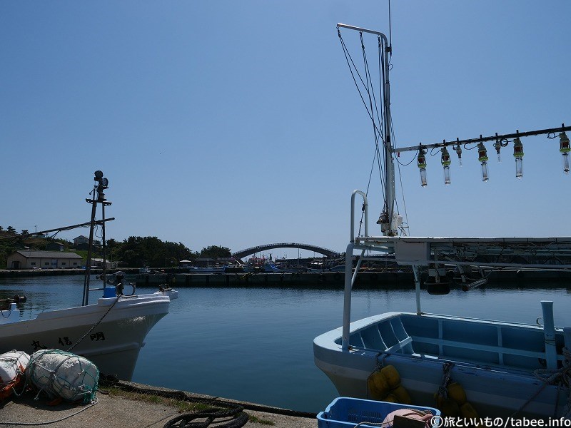 イカ釣り漁船と姫津大橋